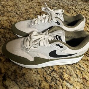 Nike Men's White and Green Air Max